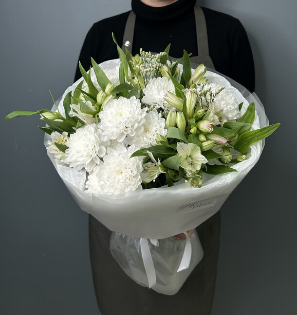 Стойкий букет из хризантем и альстромерий, артикул F1480148 - 4489 рублей, доставка по городу. Flawery - доставка цветов