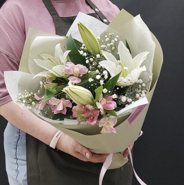 Букет комплимент с лилиями и альстромериями, артикул F1480216 - 3134 рублей, доставка по городу. Flawery - доставка цветов