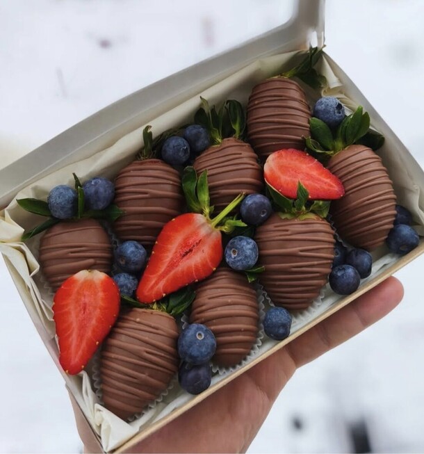 Клубника в шоколаде 🍫, артикул F1390271 - 2400 рублей, доставка по городу. Flawery - доставка цветов