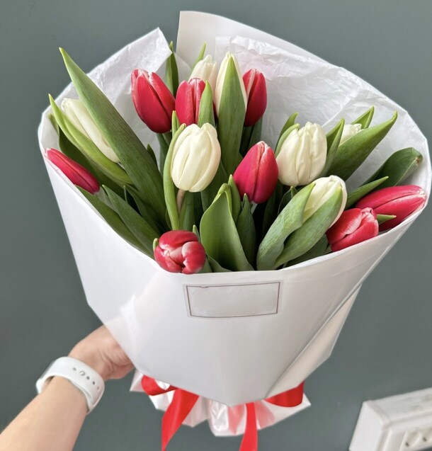 Тюльпаны букет микс, артикул F1390272 - 4400 рублей, доставка по городу. Flawery - доставка цветов