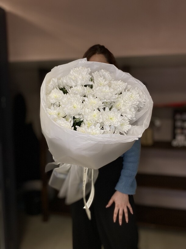 Букет 7 кустовых хризантем, артикул F1242463 - 3850 рублей, доставка по городу. Flawery - доставка цветов