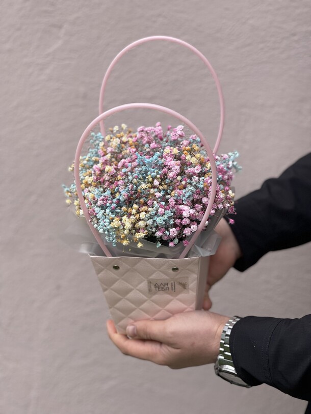 Сумочка радужной гипсофилы «м», артикул F1242467 - 1990 рублей, доставка по городу. Flawery - доставка цветов