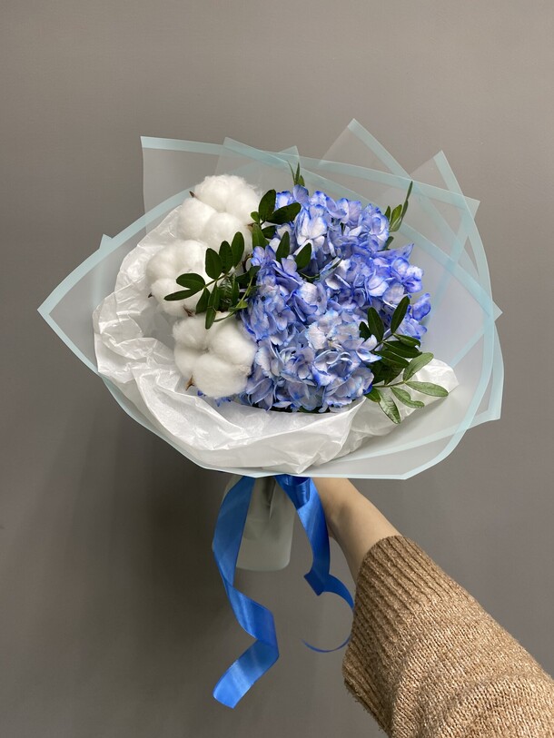 Букет комплимент с гортензией и хлопком, артикул F1244537 - 1979 рублей, доставка по городу. Flawery - доставка цветов