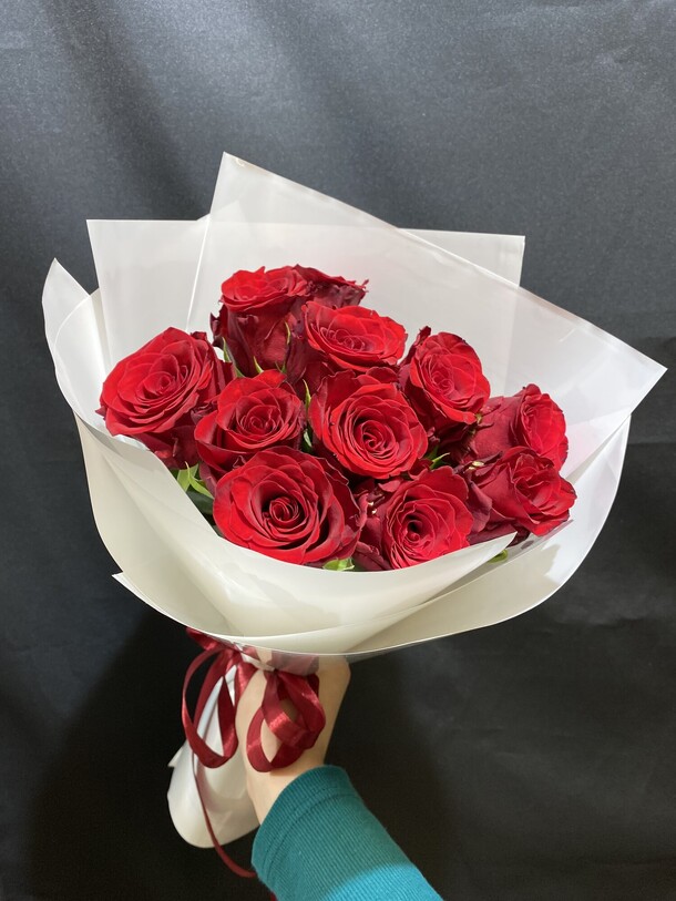 11 красных роз в оформлении на выбор, артикул F1244556 - 2700 рублей, доставка по городу. Flawery - доставка цветов