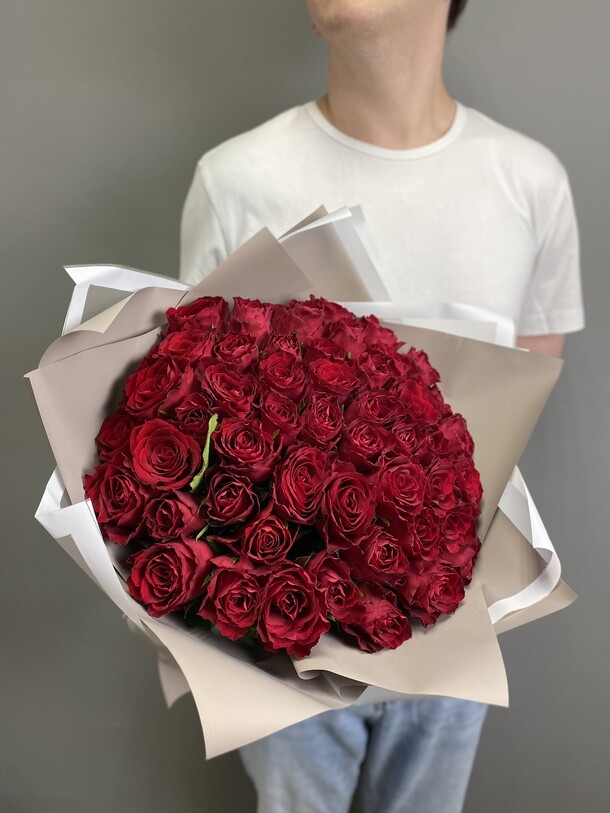 Букет 51 красная роза, артикул F1244560 - 9100 рублей, доставка по городу. Flawery - доставка цветов