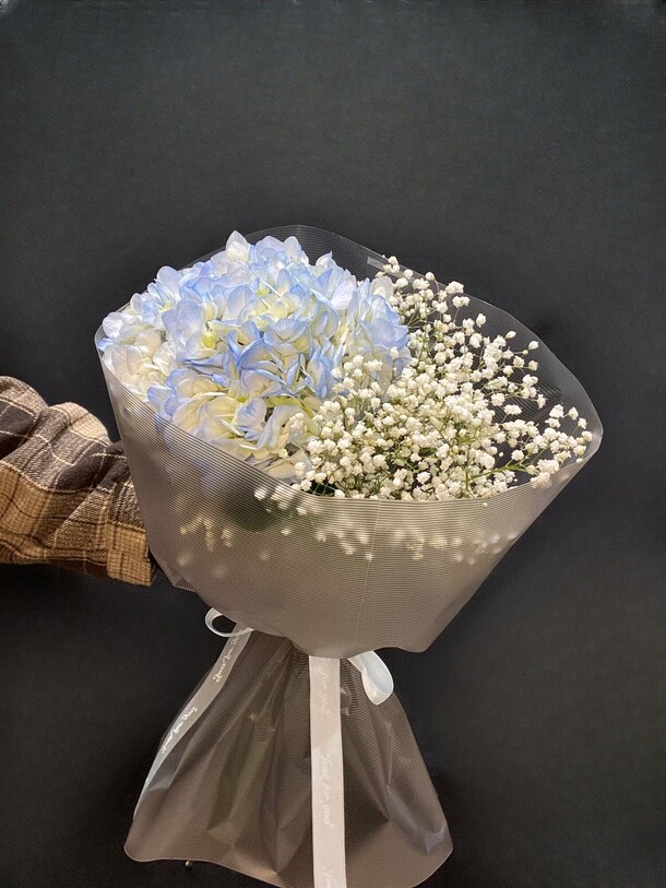 Дуо-букет гортензия и гипсофила, артикул F1247626 - 2190 рублей, доставка по городу. Flawery - доставка цветов