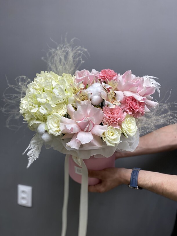 Коробка сборная «нежность», артикул F1260819 - 5700 рублей, доставка по городу. Flawery - доставка цветов