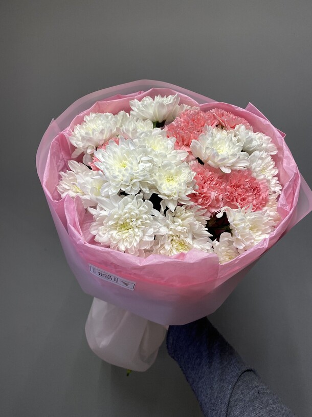 Букет «облако» с хризантемой и диантусом, артикул F1263449 - 3790 рублей, доставка по городу. Flawery - доставка цветов