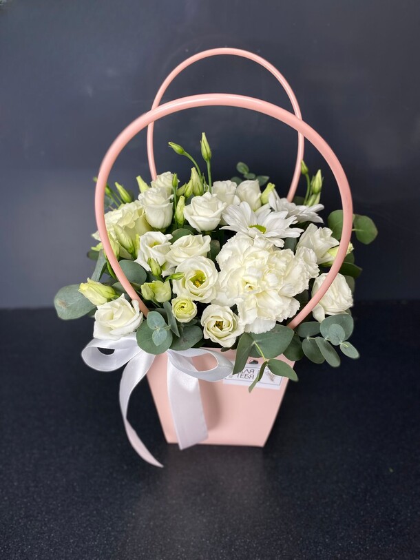 Композиция «элегант» с эустомой и эвкалиптом, артикул F1271897 - 2950 рублей, доставка по городу. Flawery - доставка цветов