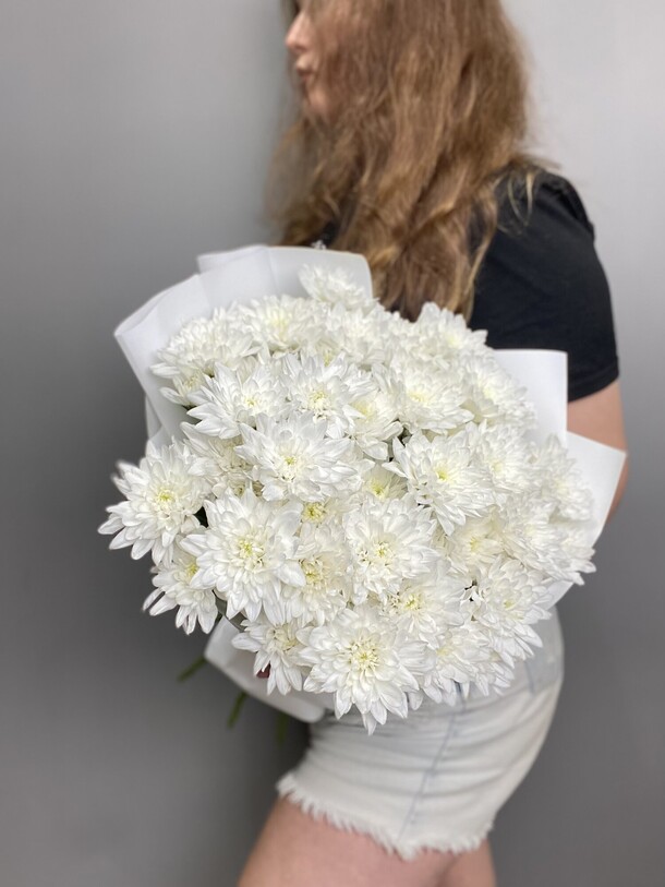 Букет кустовых хризантем 9шт, артикул F1276761 - 4830 рублей, доставка по городу. Flawery - доставка цветов