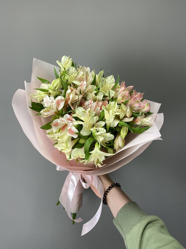 Букет 9 разноцветных альстромерий, артикул F1284886 - 2970 рублей, доставка по городу. Flawery - доставка цветов