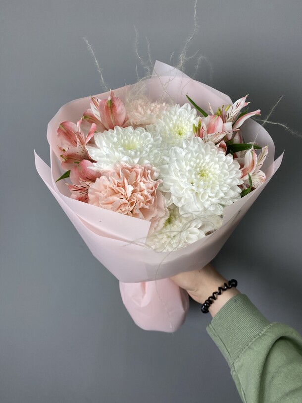 Букет-комплимент со стойкими цветами, артикул F1284898 - 2600 рублей, доставка по городу. Flawery - доставка цветов