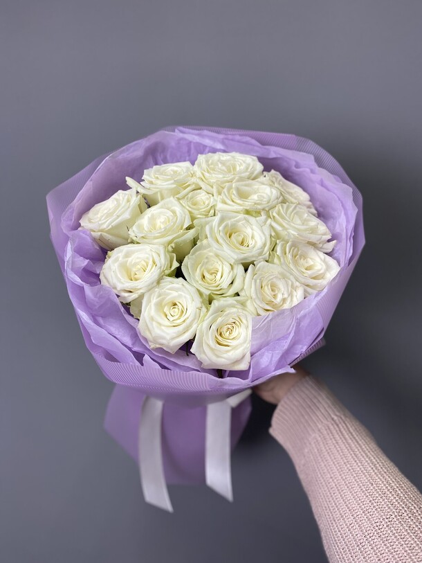 Букет 15 белых роз, артикул F1284906 - 3500 рублей, доставка по городу. Flawery - доставка цветов