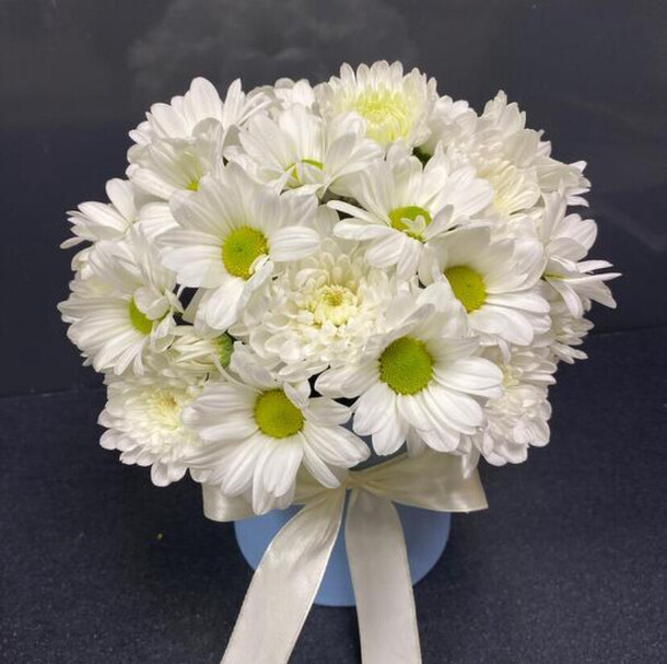 Коробочка с кустовыми хризантемами, артикул F1285283 - 1980 рублей, доставка по городу. Flawery - доставка цветов