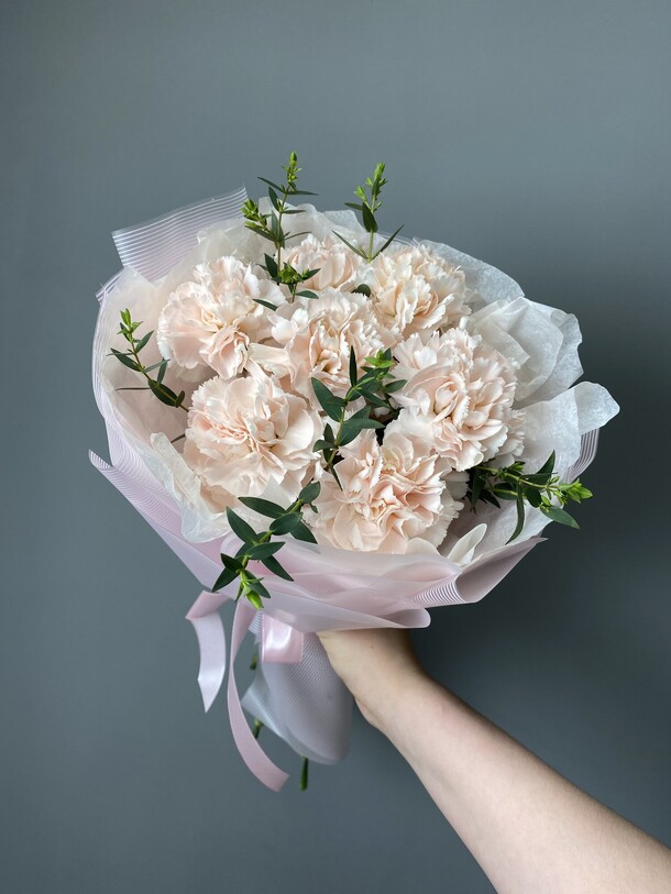 Букет нежных диантусов с декоративной зеленью, артикул F1290018 - 3100 рублей, доставка по городу. Flawery - доставка цветов