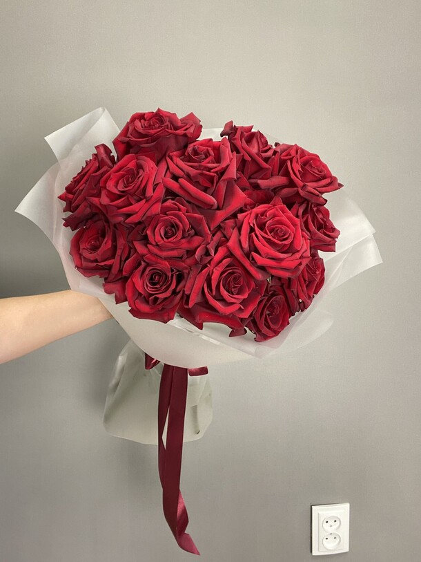 Букет красных французских роз, артикул F1300643 - 8330 рублей, доставка по городу. Flawery - доставка цветов