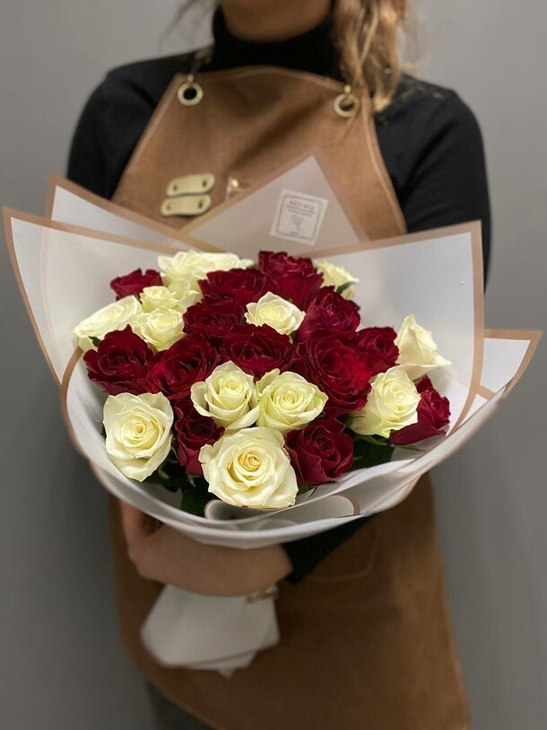 Букет 25 красных и белых роз, артикул F1324575 - 4199 рублей, доставка по городу. Flawery - доставка цветов