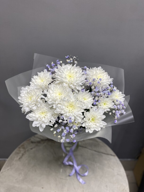 Букет хризантемы и гипсофила, артикул F1342580 - 2200 рублей, доставка по городу. Flawery - доставка цветов