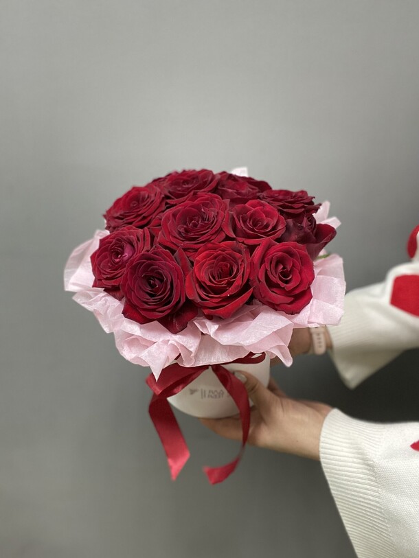 Коробка 13 красных роз, артикул F1352757 - 3500 рублей, доставка по городу. Flawery - доставка цветов