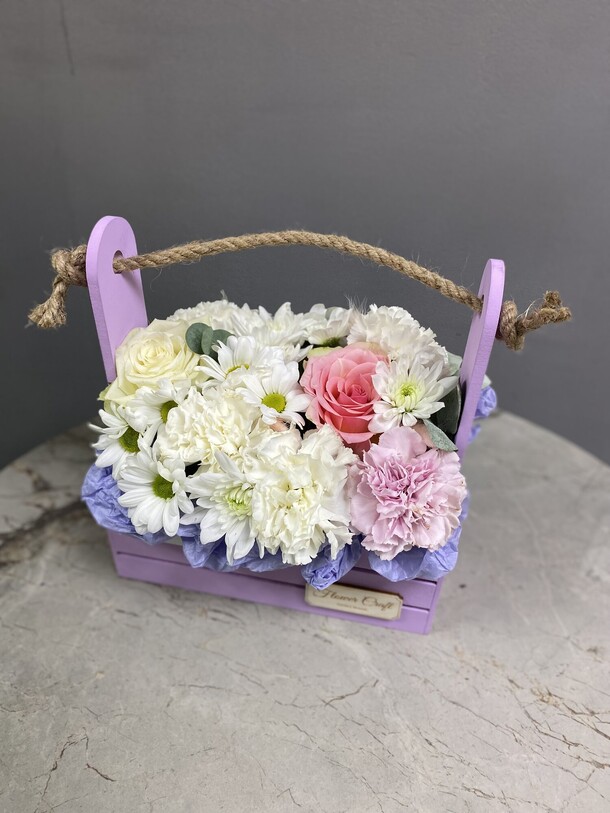 Ящик с цветами нежный, артикул F1369997 - 2750 рублей, доставка по городу. Flawery - доставка цветов