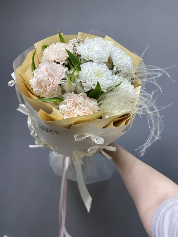 Букет в стильной упаковке с бантиками, артикул F1414059 - 2850 рублей, доставка по городу. Flawery - доставка цветов