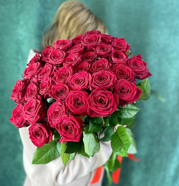 Букет красных роз, артикул F1263650 - 12990 рублей, доставка по городу. Flawery - доставка цветов