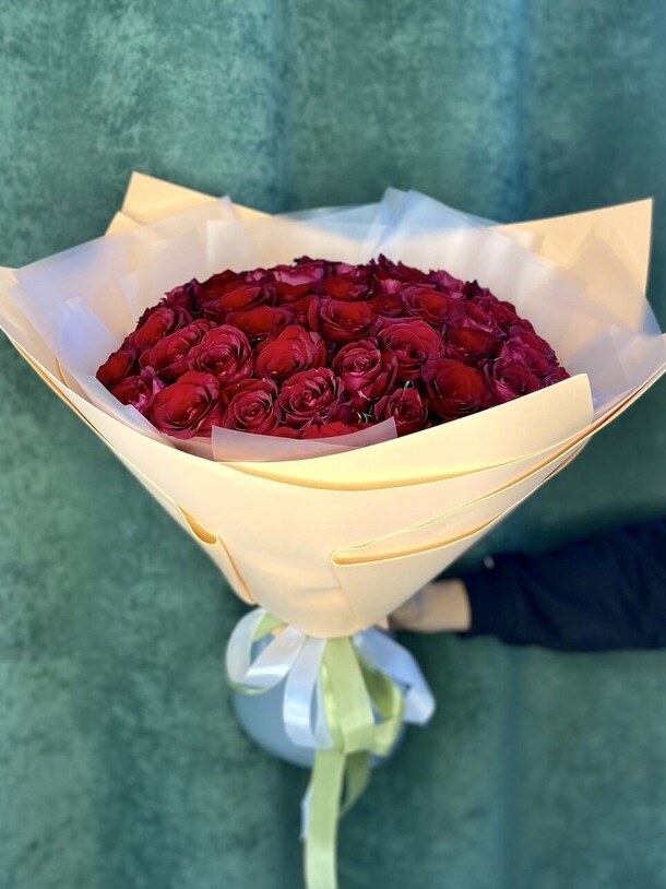 51 красная роза, артикул F1321233 - 13996 рублей, доставка по городу. Flawery - доставка цветов