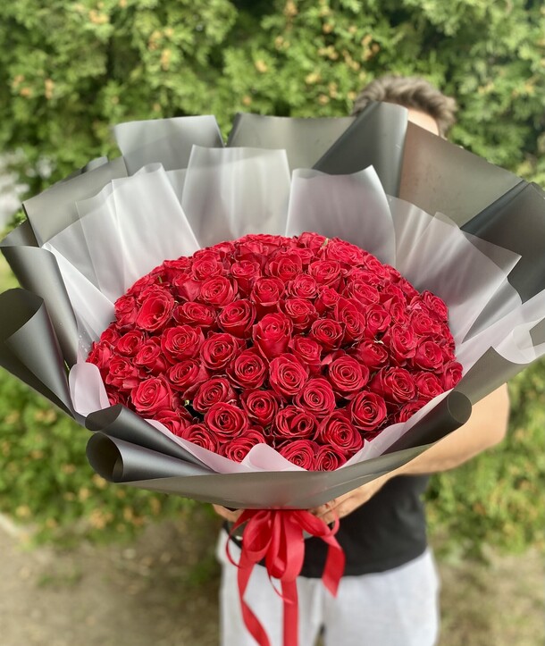 101 роза в стильной упаковке, артикул F1321240 - 18990 рублей, доставка по городу. Flawery - доставка цветов