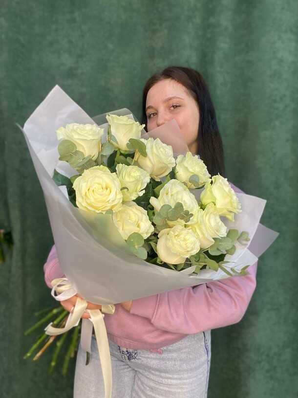 Букет белых роз, артикул F1419998 - 6688 рублей, доставка по городу. Flawery - доставка цветов