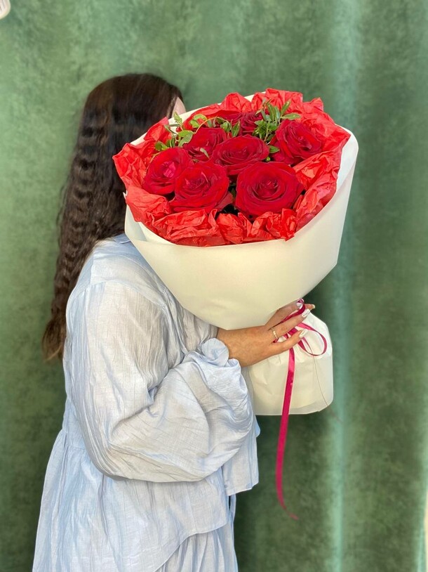 Букет из красных роз 9 шт, артикул F1430136 - 3278 рублей, доставка по городу. Flawery - доставка цветов