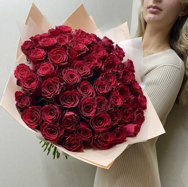 Букет красных роз 51 шт, артикул F1451882 - 9899 рублей, доставка по городу. Flawery - доставка цветов
