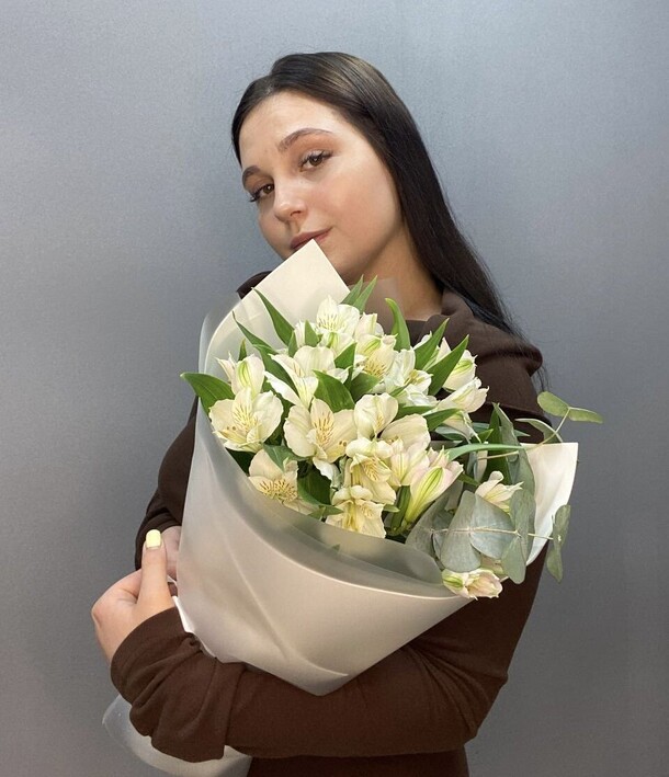 Букет белых альстромерий с эвкалиптом, артикул F1454792 - 3040 рублей, доставка по городу. Flawery - доставка цветов