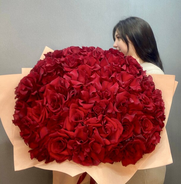 Букет шелковый поцелуй из 51 французской розы, артикул F1476858 - 21989 рублей, доставка по городу. Flawery - доставка цветов