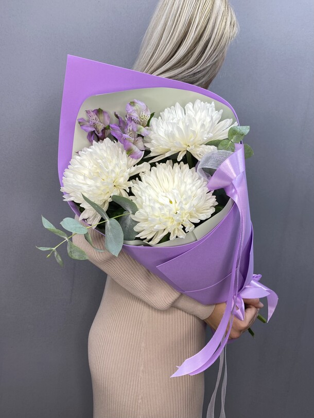 Букет мелодия сиреневых грёз из хризантем и альстромерии, артикул F1480552 - 3289 рублей, доставка по городу. Flawery - доставка цветов