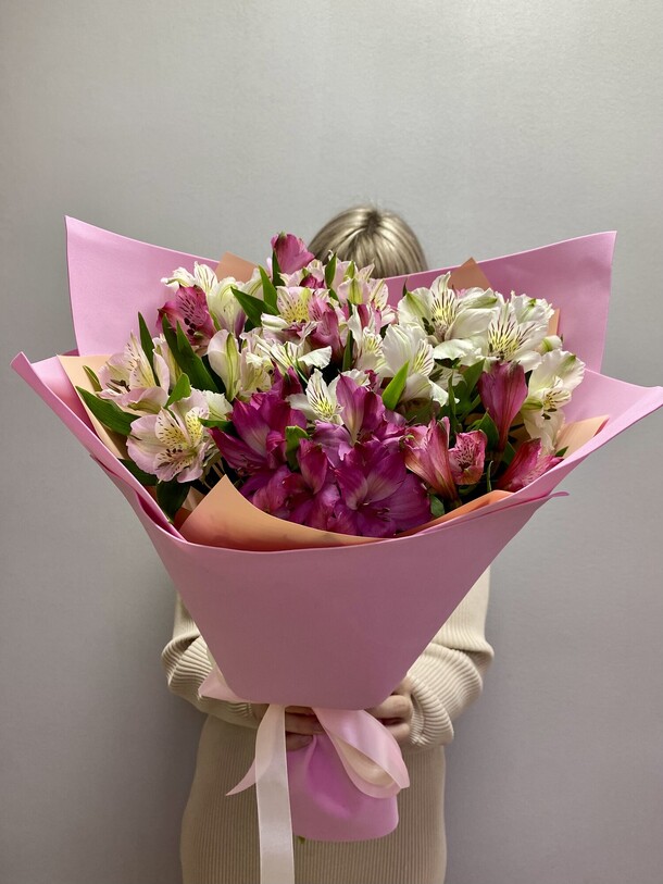 Букет из 11 альстромерий фейерверк чувств, артикул F1485879 - 3872 рублей, доставка по городу. Flawery - доставка цветов