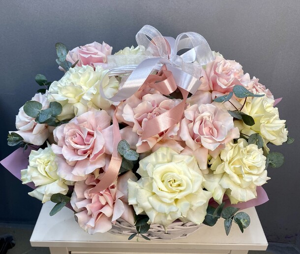 Корзина с французскими розами и эвкалиптом, размер l, артикул F1517019 - 18138 рублей, доставка по городу. Flawery - доставка цветов