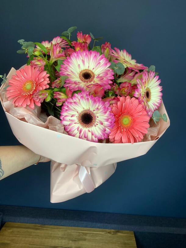 Букет цветов весенний, артикул F1261203 - 7248 рублей, доставка по городу. Flawery - доставка цветов