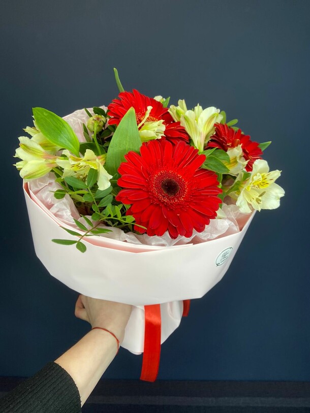 Букет цветов гербера, артикул F1262526 - 3388 рублей, доставка по городу. Flawery - доставка цветов