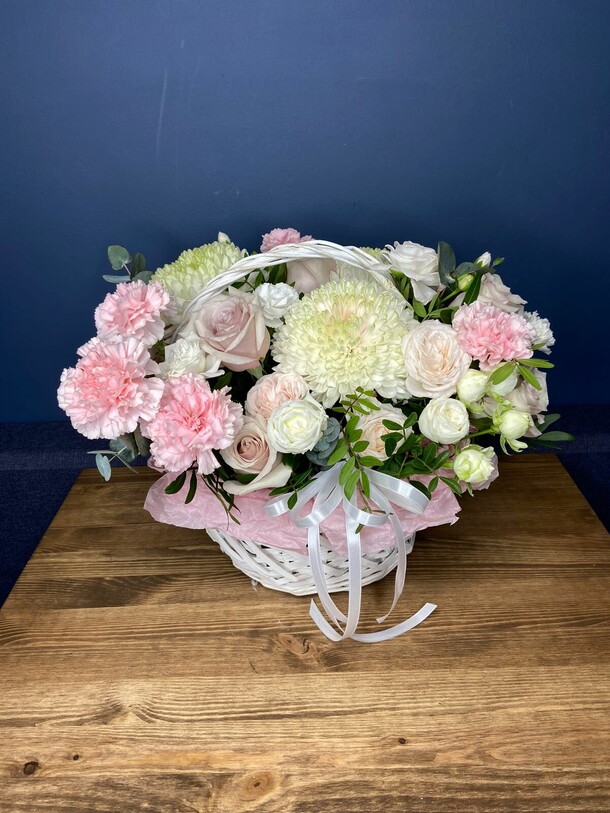 Цветы в корзине, артикул F1266060 - 15972 рублей, доставка по городу. Flawery - доставка цветов