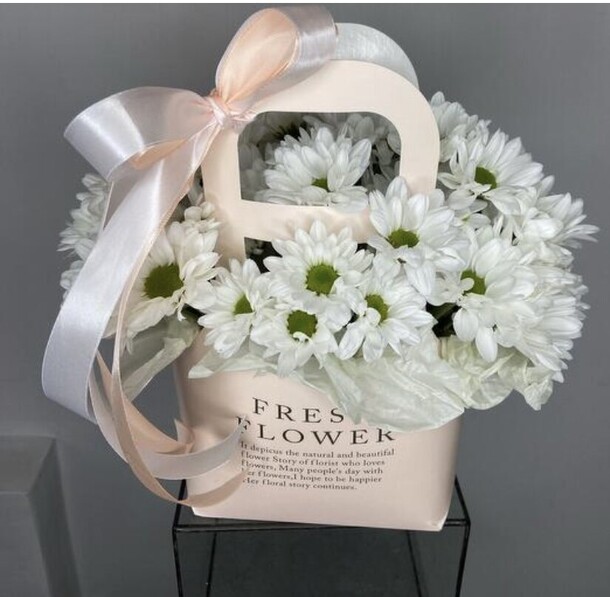 Сумочка с ромашками, артикул F1330860 - 3000 рублей, доставка по городу. Flawery - доставка цветов