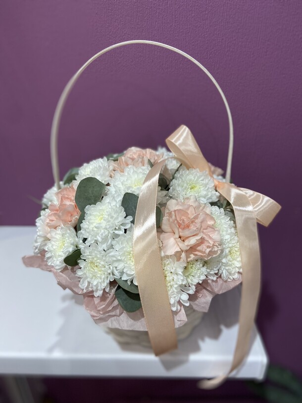 Корзина цветов «воздушная», артикул F1361867 - 5638 рублей, доставка по городу. Flawery - доставка цветов