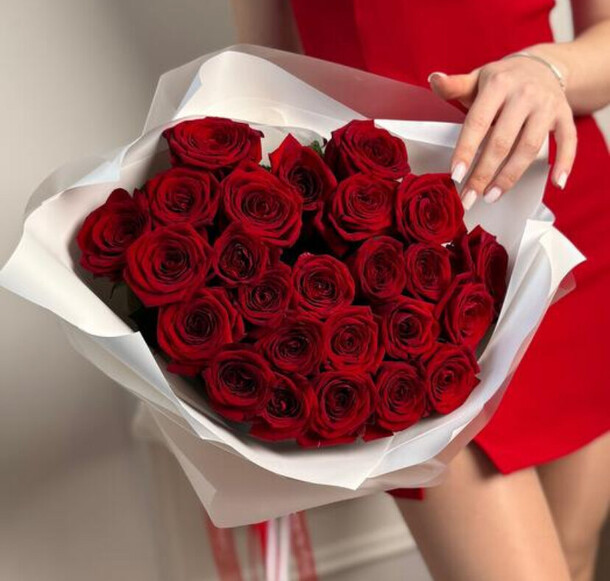 Букет из 25 ароматных роз 🌹, артикул F1433049 - 12000 рублей, доставка по городу. Flawery - доставка цветов