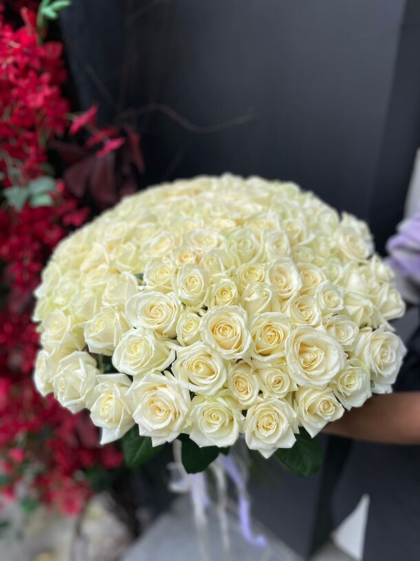 Букет из 101 белой розы., артикул F1449786 - 45500 рублей, доставка по городу. Flawery - доставка цветов