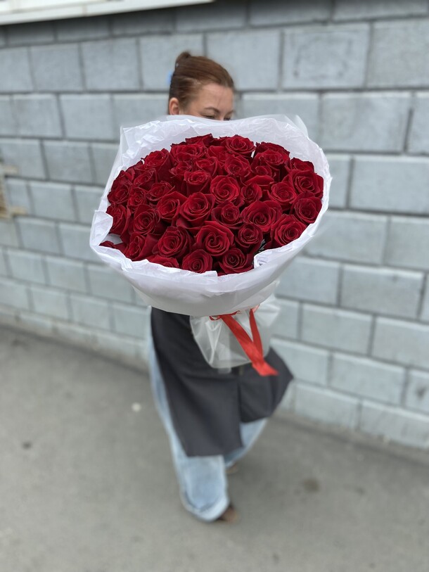 Букет из 45 красных роз в стильном оформлении 🫶🏻, артикул F1452741 - 25000 рублей, доставка по городу. Flawery - доставка цветов