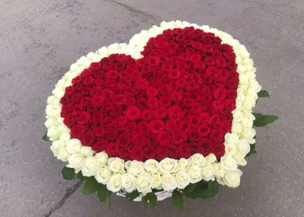 Сердца из роз, артикул F104913 - 65300 рублей, доставка по городу. Flawery - доставка цветов