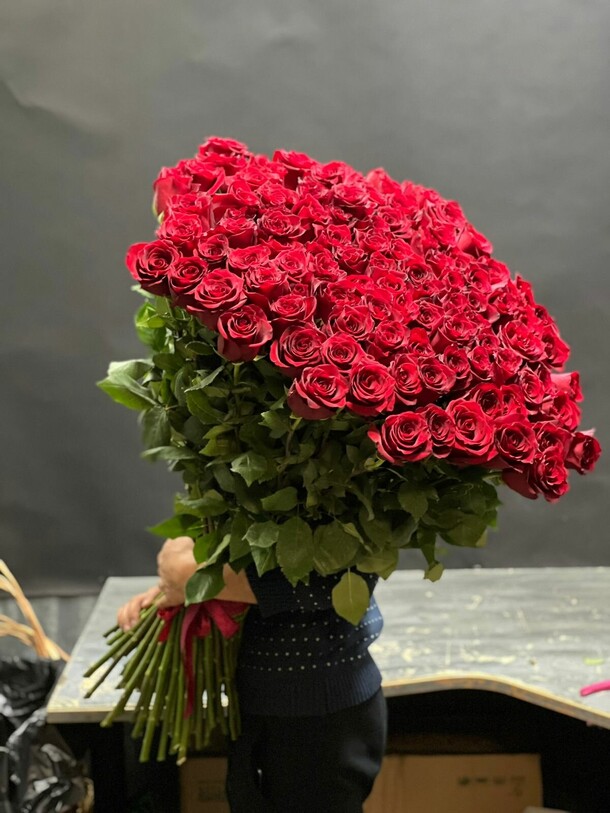 Метровые розы 101, артикул F1091288 - 64800 рублей, доставка по городу. Flawery - доставка цветов