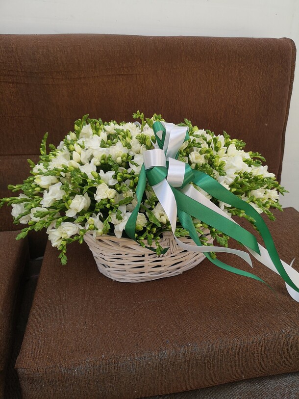 Фрезия в корзине, артикул F1139036 - 62766 рублей, доставка по городу. Flawery - доставка цветов