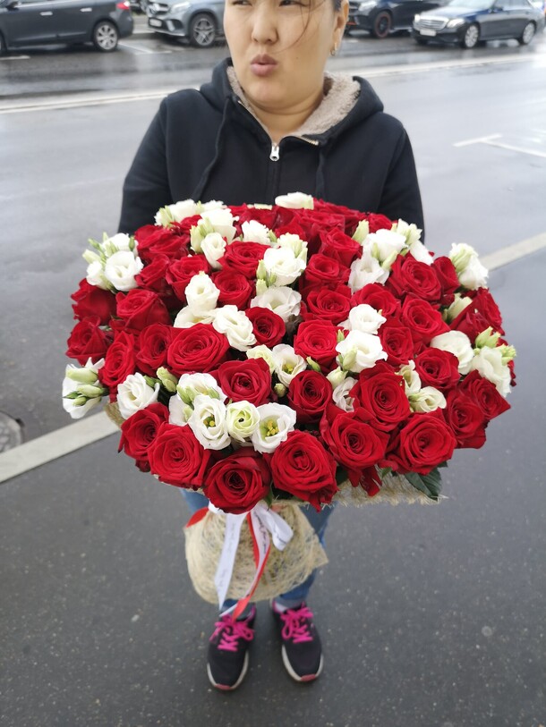 Эустома с розами, артикул F1140068 - 16999 рублей, доставка по городу. Flawery - доставка цветов