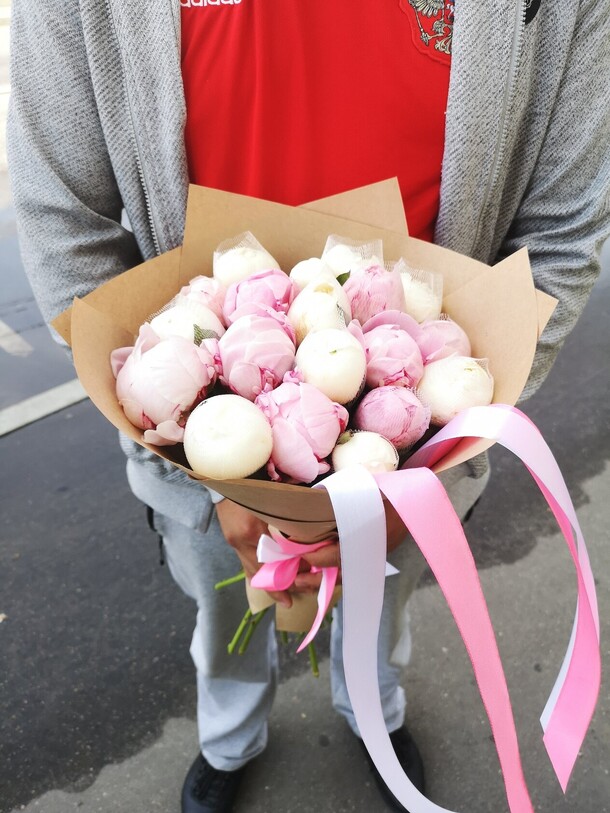 Букет из пионов, артикул F1140070 - 19999 рублей, доставка по городу. Flawery - доставка цветов