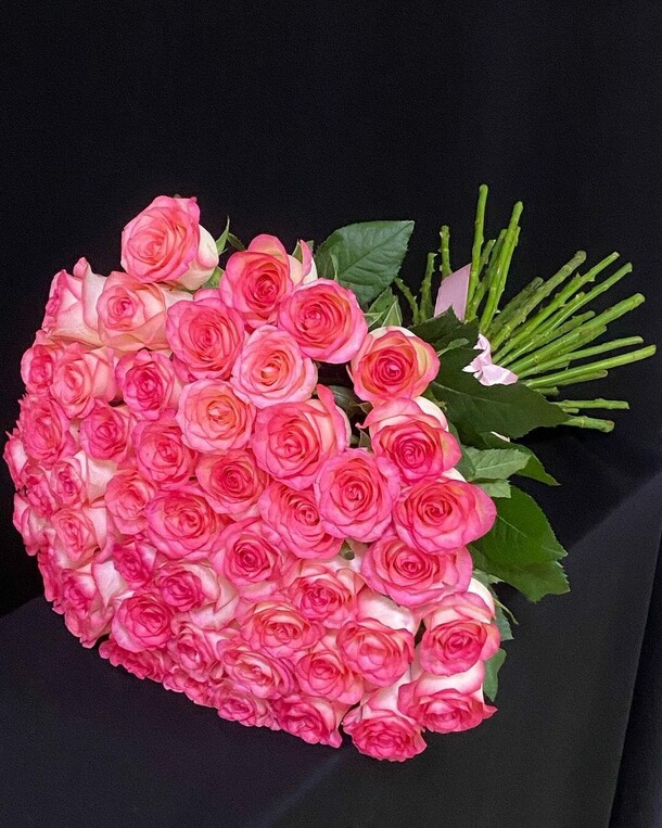 Букет из 51 розы, артикул F1141517 - 10999 рублей, доставка по городу. Flawery - доставка цветов